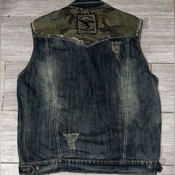 Stylish Distressed Denim Vest with Camouflage and Spiked Stud Details - Picture 2 of 6